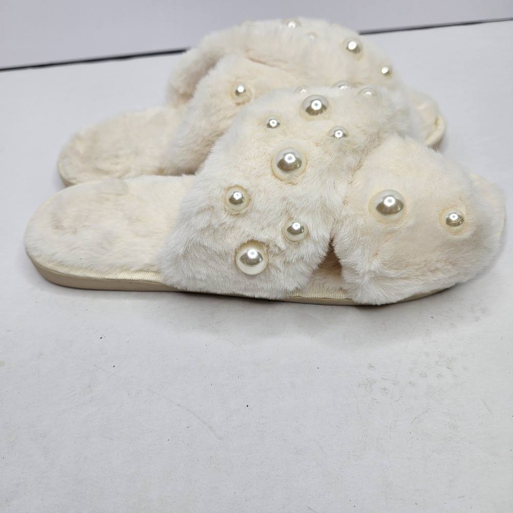 Slippers White Fuzzy Soft Pearl Size‎ 38-39 Heel To Toe 10"